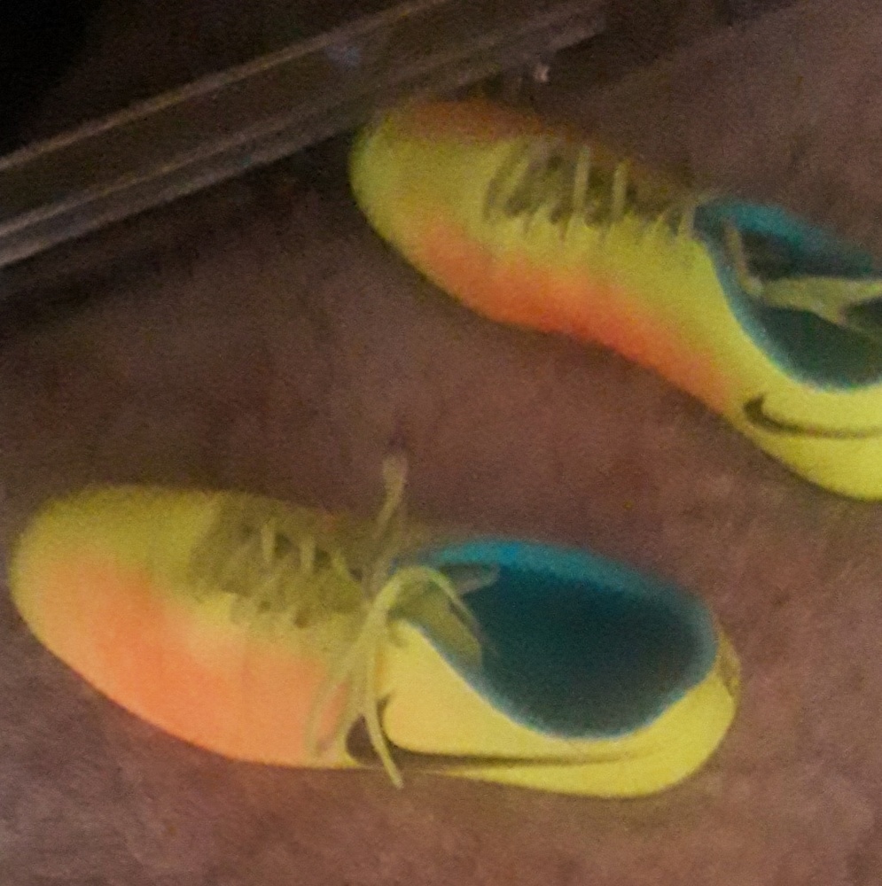 Soccer shoes